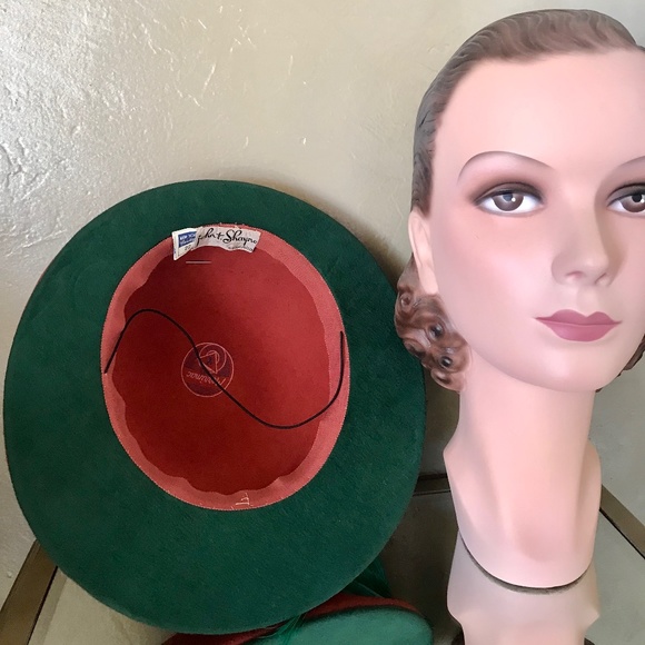 LAVISH 1940s RED AND GREEN FELT HAT WITH GREEN FEATHER TRIM